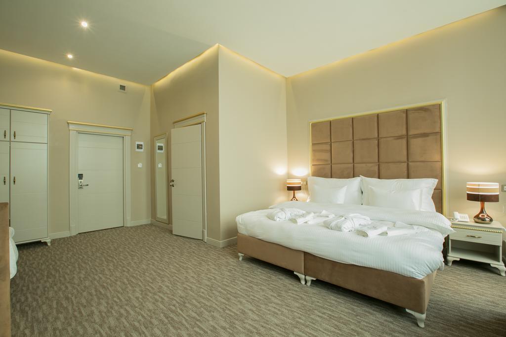 Grand Sapphire Hotel Алма Ата Екстериор снимка